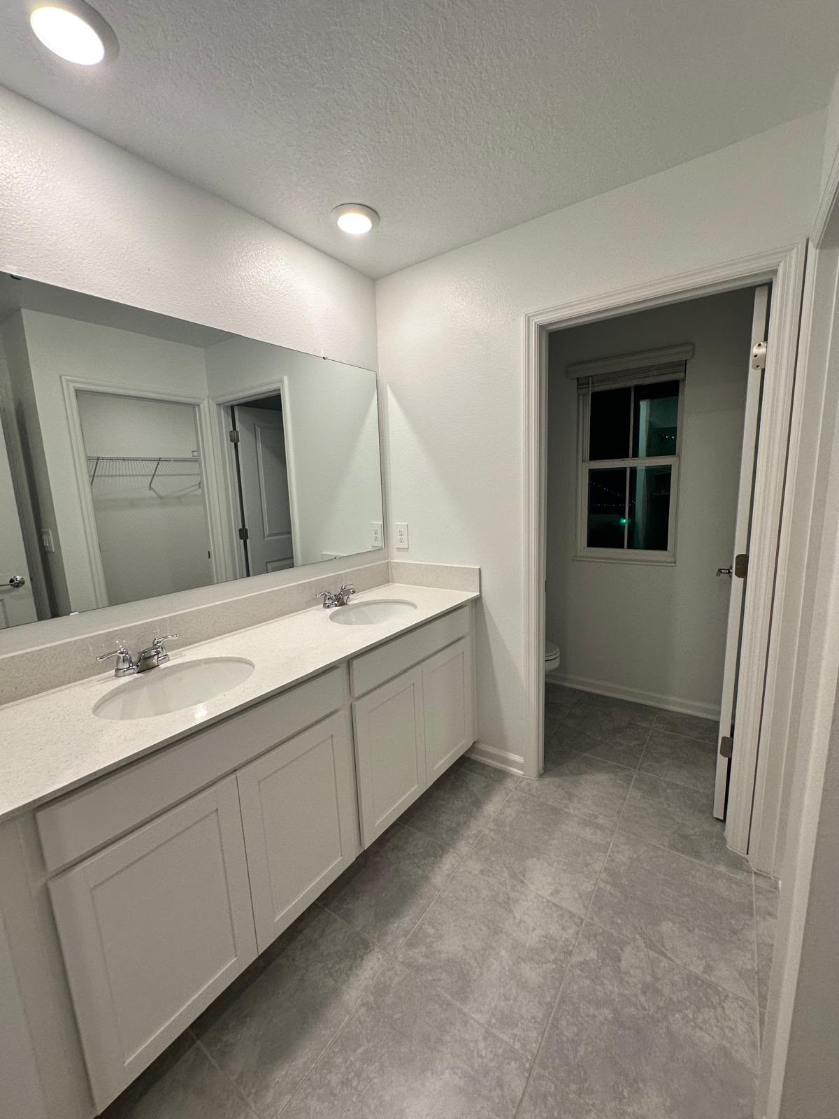 cleaning_bathroom_001